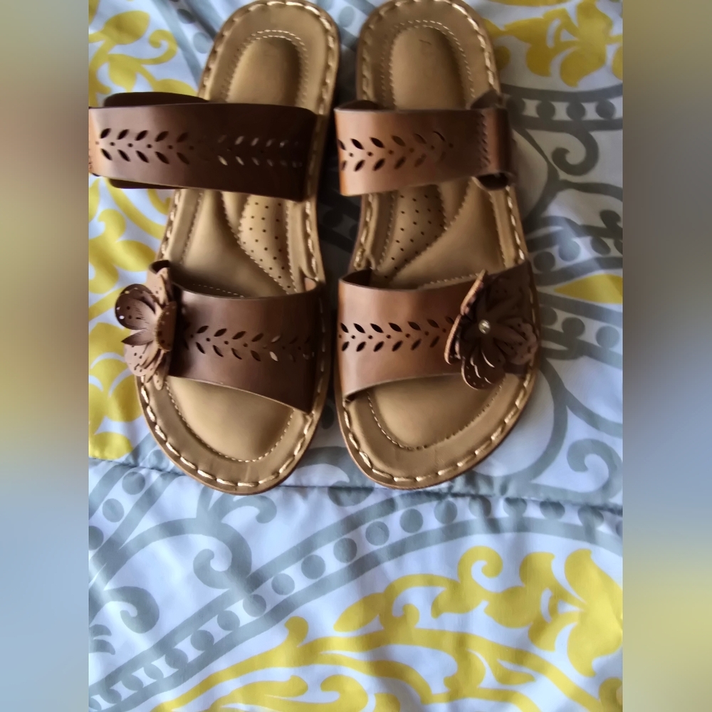 Andiamo Women's sandals w/flower design. New w/out box, never worn Size 6M.